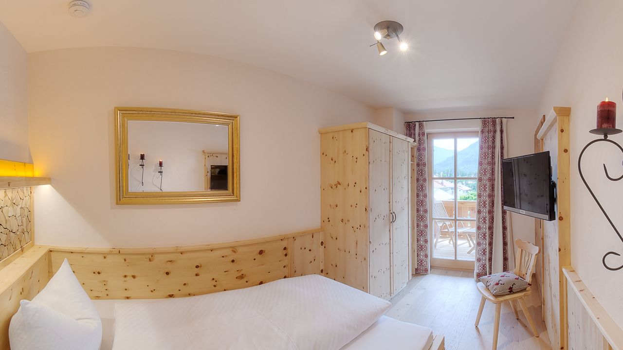 Schlafzimmer III in Zirbenholzausstattung, mit TV, Südbalkon Schlafzimmer III in Zirbenholzausstattung, mit TV, Südbalkon